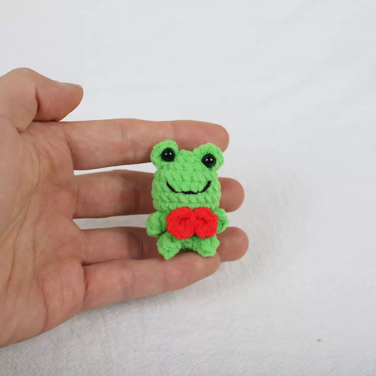Handmade Crochet Frog Keychain – Cute Green Mini Plush Animal Bag Charm