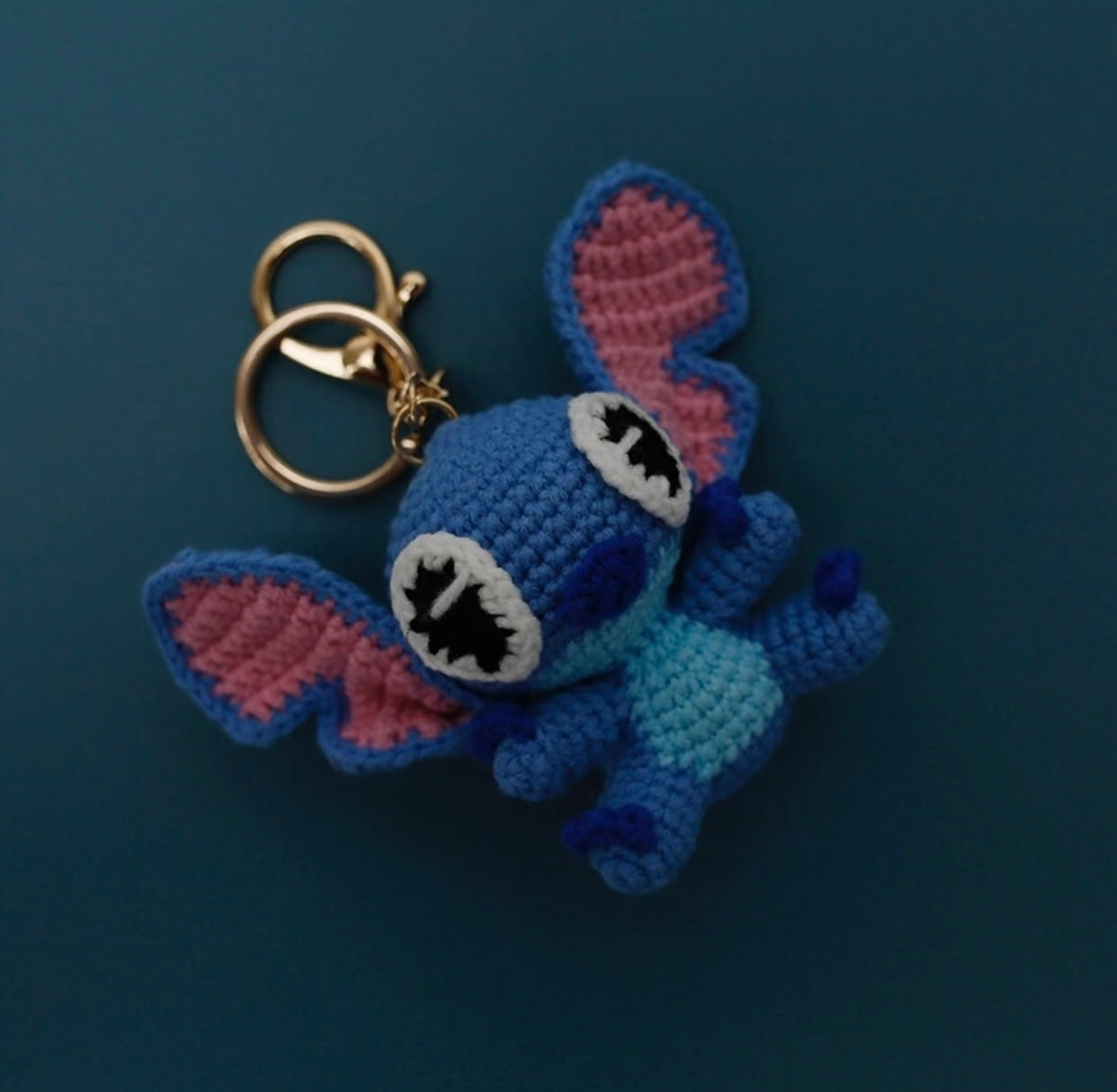 Handmade Crochet Shidi Zai (Stitch) Keychain – Cute Blue Yarn Plush Cartoon Alien Bag Charm with Big Ears